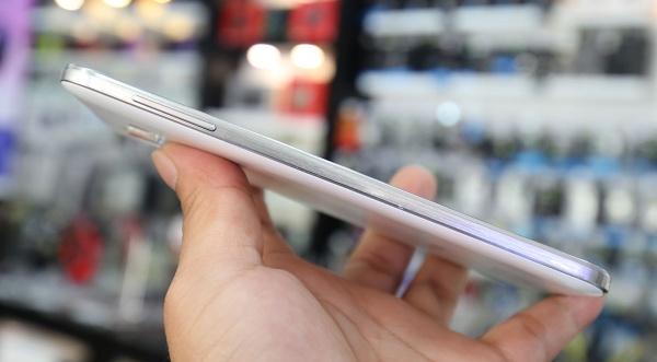 Đập hộp smartphone Galaxy E7 - màn hình lớn, giá tốt 6