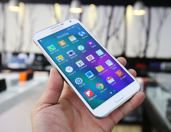 Đập hộp smartphone Galaxy E7 - màn hình lớn, giá tốt 9