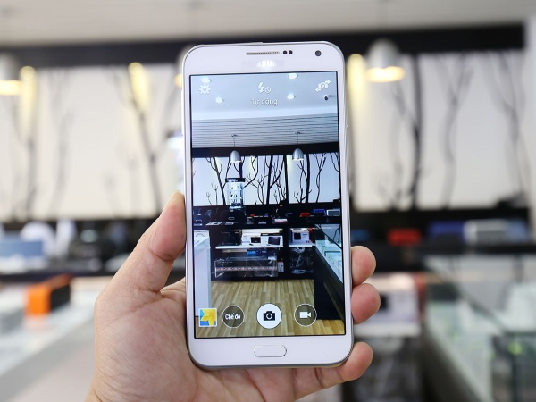 Đập hộp smartphone Galaxy E7 - màn hình lớn, giá tốt 11