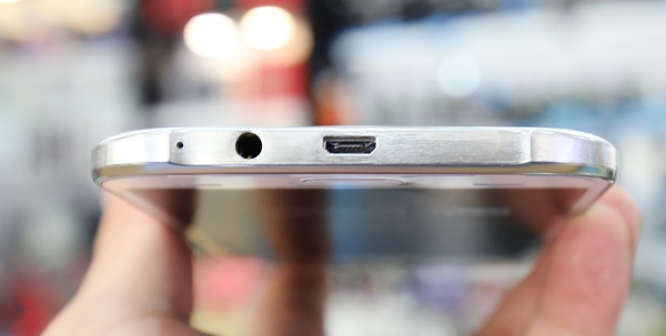 Đập hộp smartphone Galaxy E7 - màn hình lớn, giá tốt 4