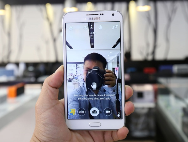Đập hộp smartphone Galaxy E7 - màn hình lớn, giá tốt 12