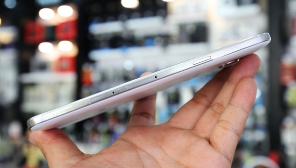 Đập hộp smartphone Galaxy E7 - màn hình lớn, giá tốt 7