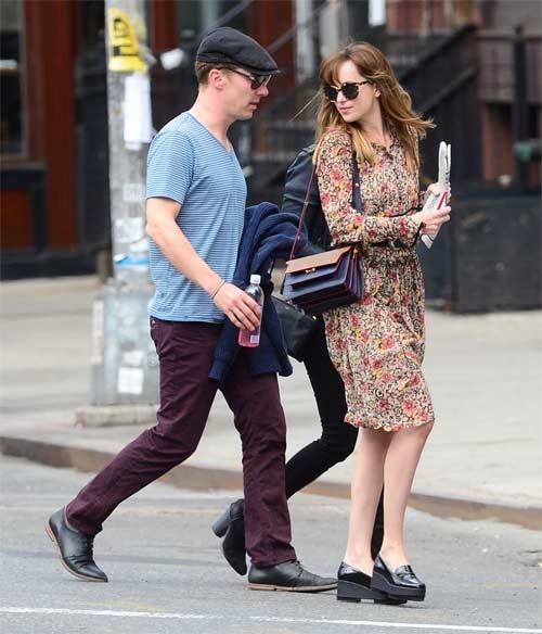 Streetstyle "ngọt lịm" của mỹ nữ 50 sắc thái Dakota Johnson 24