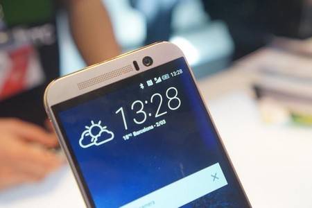 Cận cảnh smartphone thế hệ mới One M9 của HTC 6