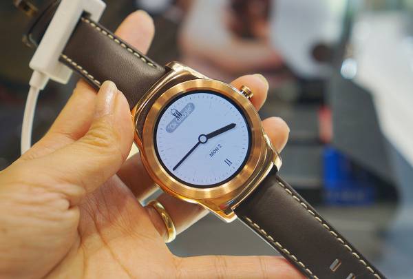 Cận cảnh đồng hồ thông minh LG Watch Urbane tại MWC 2015 2