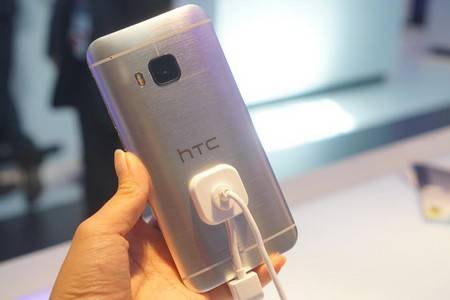 Cận cảnh smartphone thế hệ mới One M9 của HTC 2