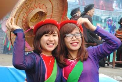 Thiếu nữ Kinh Bắc khoe sắc giữa Hội Lim 2