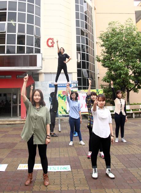 Sinh viên trường Nhân văn đội mưa nhảy flashmob ủng hộ nữ quyền 7