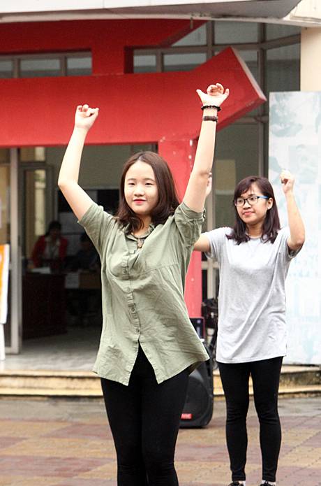 Sinh viên trường Nhân văn đội mưa nhảy flashmob ủng hộ nữ quyền 4