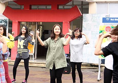 Sinh viên trường Nhân văn đội mưa nhảy flashmob ủng hộ nữ quyền 2