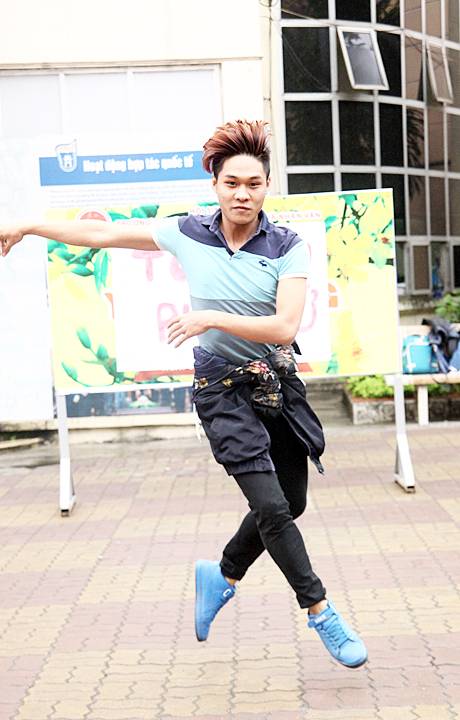 Sinh viên trường Nhân văn đội mưa nhảy flashmob ủng hộ nữ quyền 6