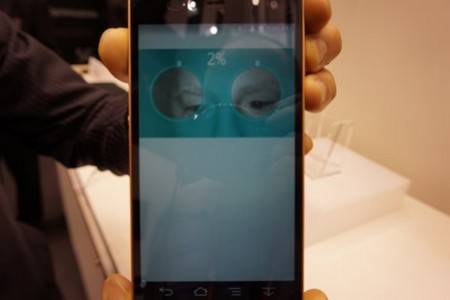 Fujitsu giới thiệu nguyên mẫu smartphone với chức năng bảo mật bằng tròng mắt 6