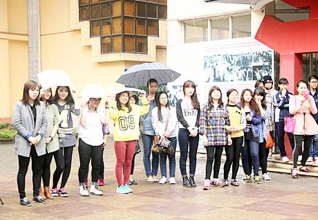 Sinh viên trường Nhân văn đội mưa nhảy flashmob ủng hộ nữ quyền 9