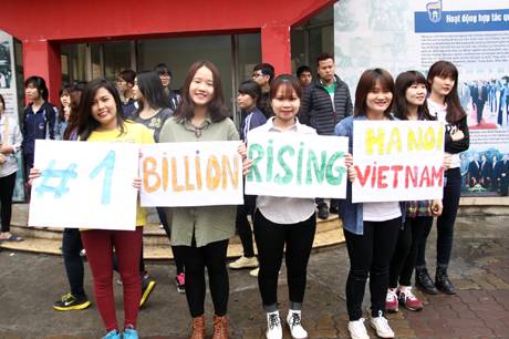 Sinh viên trường Nhân văn đội mưa nhảy flashmob ủng hộ nữ quyền 3