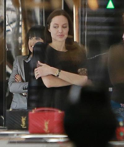 Angelina Jolie mặt mộc đi mua sắm 5