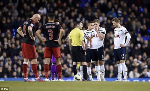 Sao Swansea bất tỉnh trong trận gặp Tottenham 7
