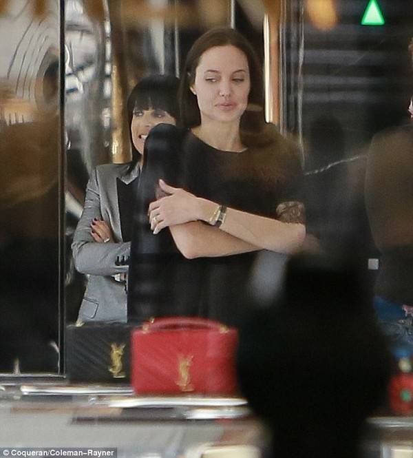 Angelina Jolie để mặt mộc đi mua sắm trong đêm 15