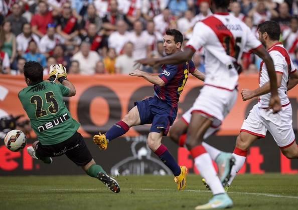 Messi giúp Barca lên ngôi đầu bằng chiến thắng 6 sao 15