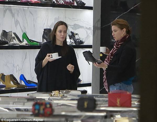 Angelina Jolie để mặt mộc đi mua sắm trong đêm 18