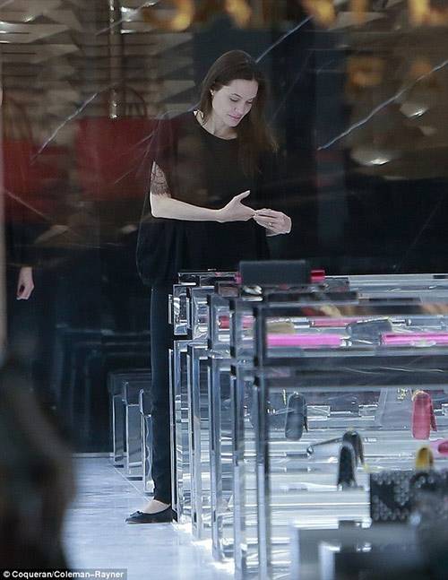 Angelina Jolie để mặt mộc đi mua sắm trong đêm 12