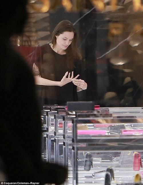 Angelina Jolie để mặt mộc đi mua sắm trong đêm 9
