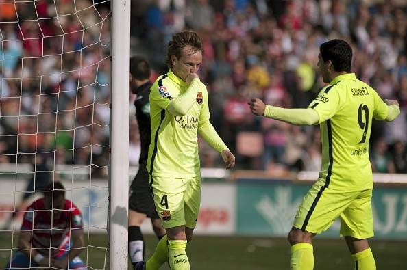 Messi, Suarez tỏa sáng giúp Barca áp sát Real 12