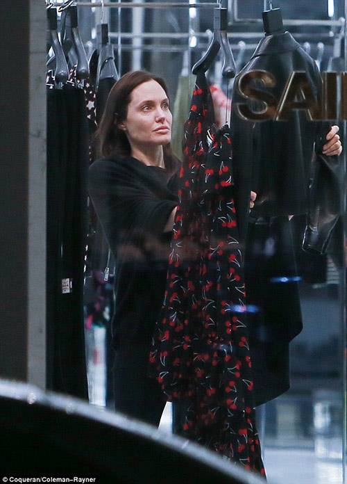 Angelina Jolie để mặt mộc đi mua sắm trong đêm 3