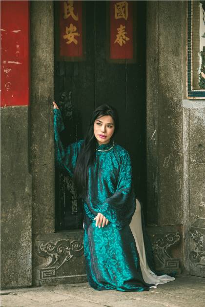 Cindy Thái Tài diện áo dài truyền thống 9
