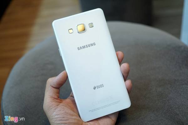Mở hộp Galaxy A7 kim loại nguyên khối giá 9,9 triệu 8