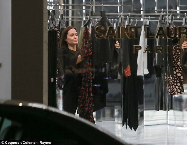 Angelina Jolie để mặt mộc đi mua sắm trong đêm 6