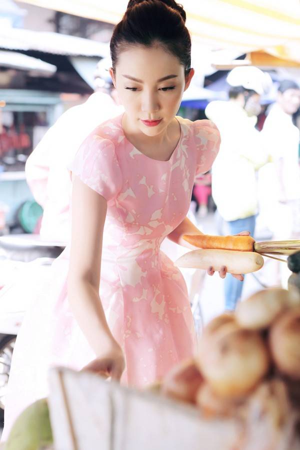 Linh Nga diện váy hồng pastel xuống phố 5