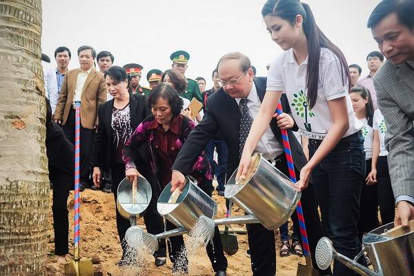 Hoa hậu Ngọc Hân trồng cây tại khu mộ Đại tướng Võ Nguyên Giáp 6