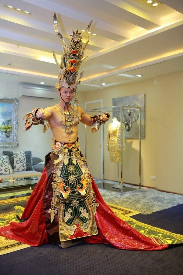 Sao Việt gây chú ý với trang phục trình diễn lạ 3