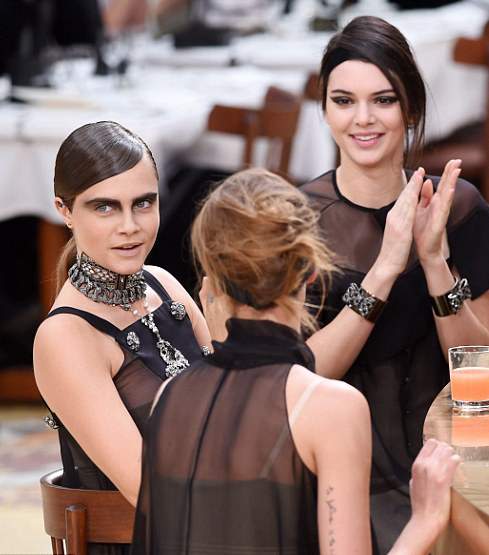 Chanel biến sàn catwalk thành quán ăn kiểu Pháp 14