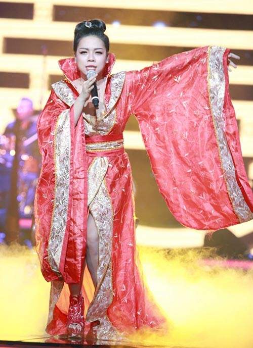 Sao Việt gây chú ý với trang phục trình diễn lạ 5