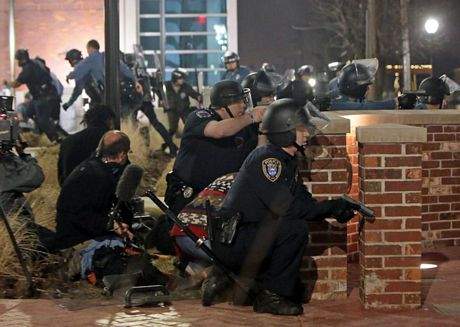 Mỹ: Biểu tình lại bùng phát tại Ferguson, 2 cảnh sát bị bắn 5