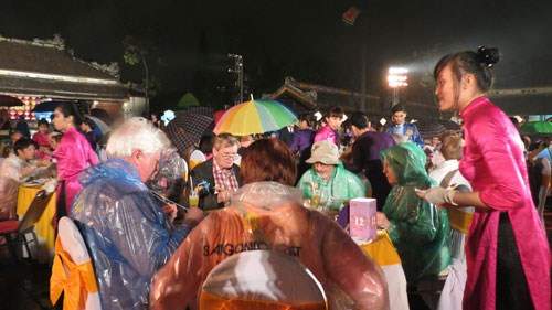 "Dạ tiệc hoàng cung" lung linh trong mưa Huế 7
