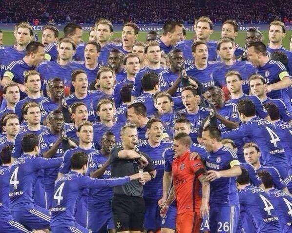 Ảnh chế David Luiz an ủi Mourinho sau trận thua của Chelsea 3
