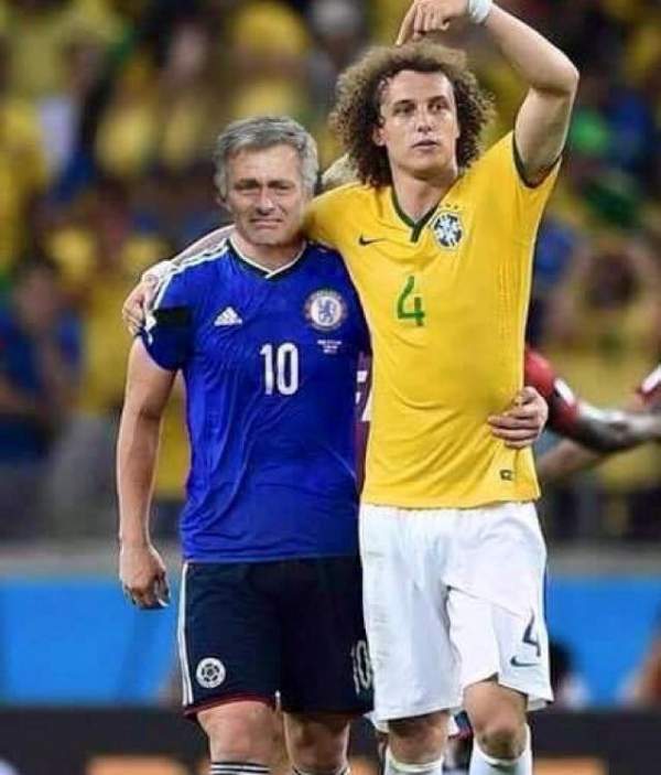 Ảnh chế David Luiz an ủi Mourinho sau trận thua của Chelsea 7