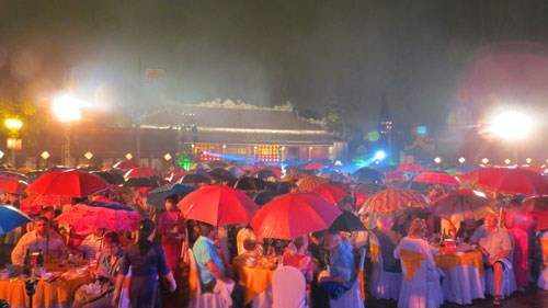 "Dạ tiệc hoàng cung" lung linh trong mưa Huế 8