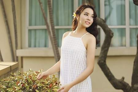 Hoa hậu Kỳ Duyên xinh lung linh trong ngày nắng mới 3