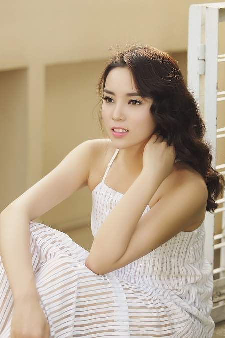 Hoa hậu Kỳ Duyên xinh lung linh trong ngày nắng mới 5