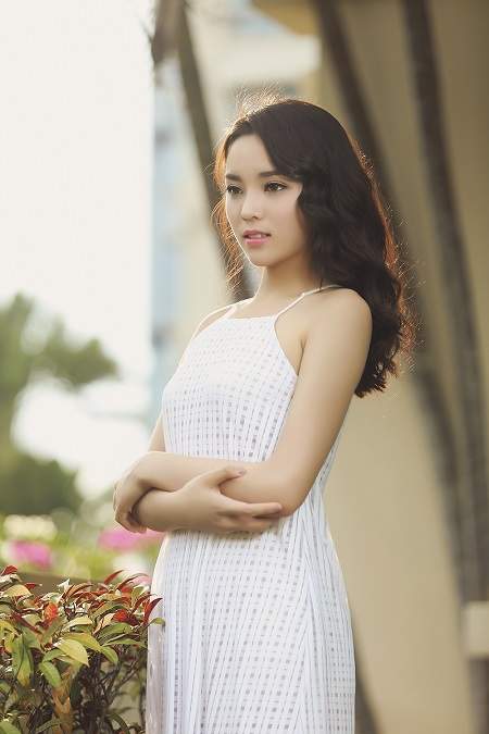 Hoa hậu Kỳ Duyên xinh lung linh trong ngày nắng mới 8