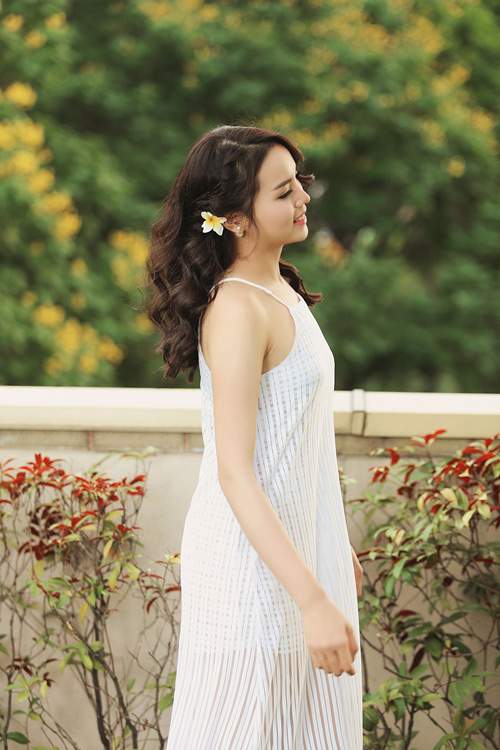 Hoa hậu Kỳ Duyên khoe vai trần với váy 2 dây 6