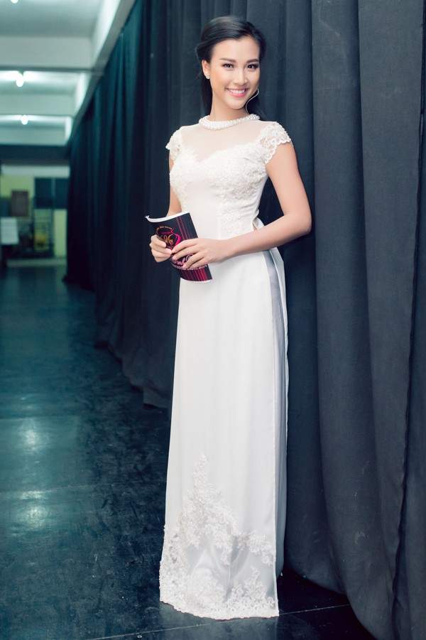 Người đẹp Việt chuộng mốt áo dài trắng dự sự kiện 8