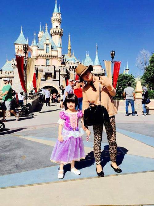 Con gái Thúy Nga xinh như nàng tiên cá đi thăm Disneyland 3