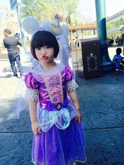 Con gái Thúy Nga xinh như nàng tiên cá đi thăm Disneyland 9