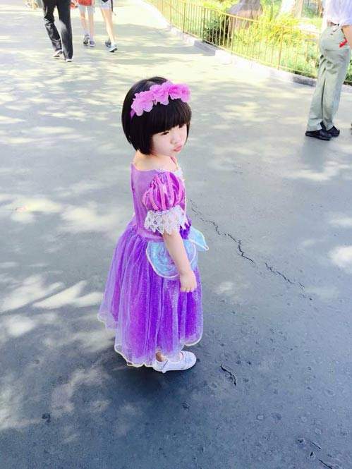 Con gái Thúy Nga xinh như nàng tiên cá đi thăm Disneyland 15