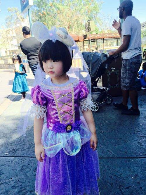 Con gái Thúy Nga xinh như nàng tiên cá đi thăm Disneyland 12