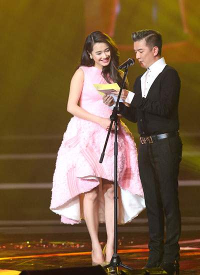 Trần Bảo Sơn, Trương Ngọc Ánh ôm nhau trên sân khấu 6